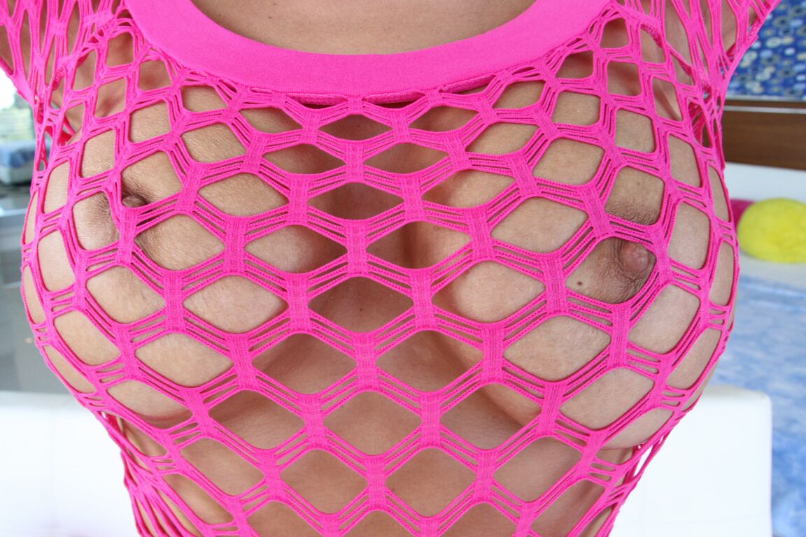 19P Busty MILF Melanie Monroe mostra seu grande saque em vestido rosa arrastão