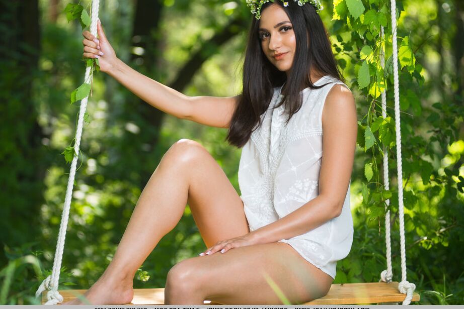 18P A linda jovem Cira Nerri expõe seu corpo perfeito em um balanço ao ar livre