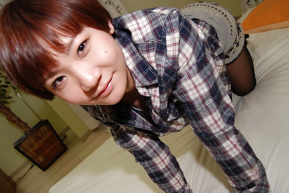 16P Hikaru Nakatani muestra su vagina peluda y juega con juguetes sexuales