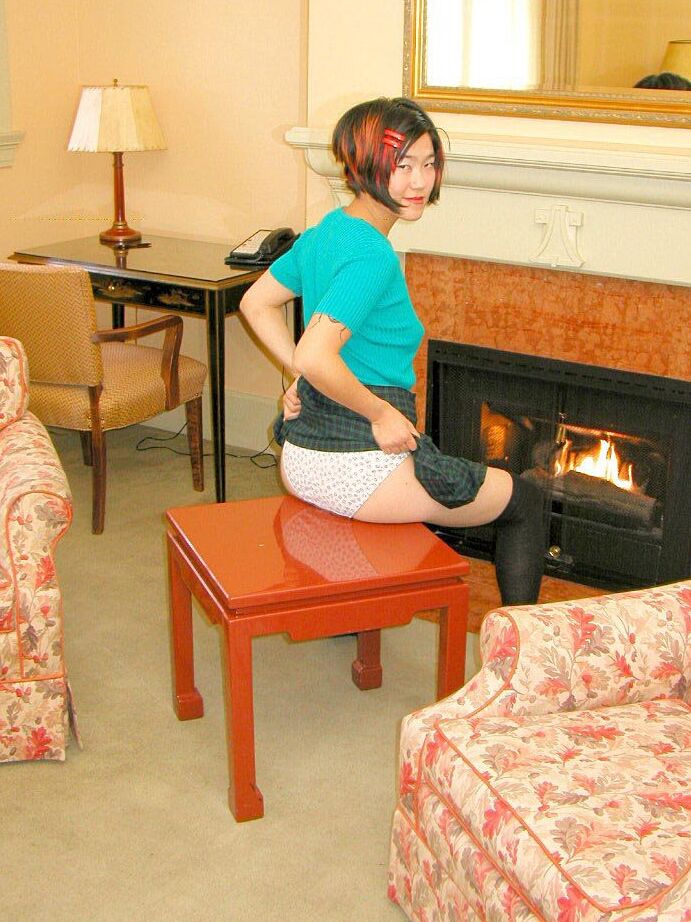 16P Amateur asiatique en nylons au-dessus du genou enlève sa culotte pour exposer sa chatte poilue