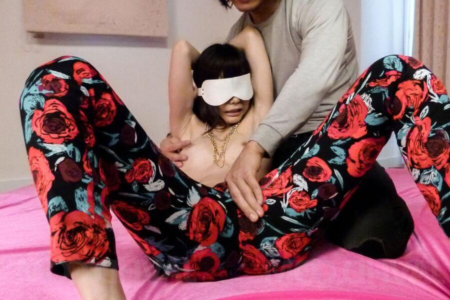 15P Мегуми Шино с закрытыми глазами трахают пальцами и трахают в пизду