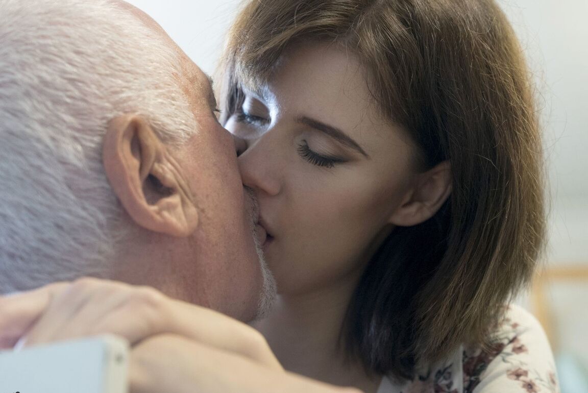 21P A adolescente fofa Lexy Gold leva um pau velho para o café da manhã na mesa