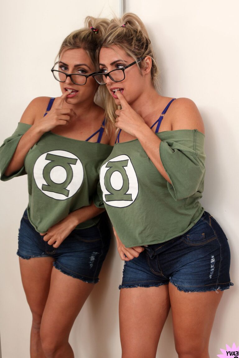 21P La brasileña bronceada Mia Linz mostrando sus tetas postizas