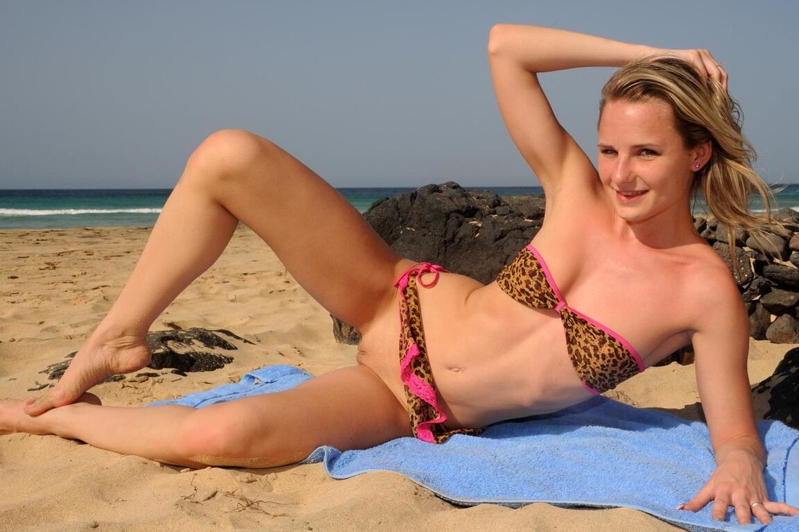 16P Bikini Pleasure Babe Praia ao ar livre