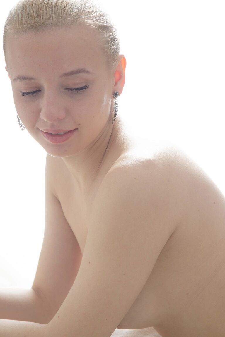 21P Linda loira adolescente Angel tira tiras para uma massagem e é transada por um massagista
