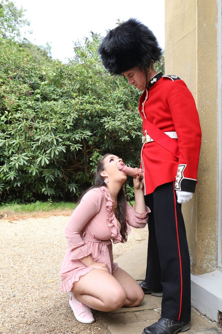 21P 曲線美のかわい子ちゃんソフィア・リーが素晴らしい巨乳を見せて激しく犯される