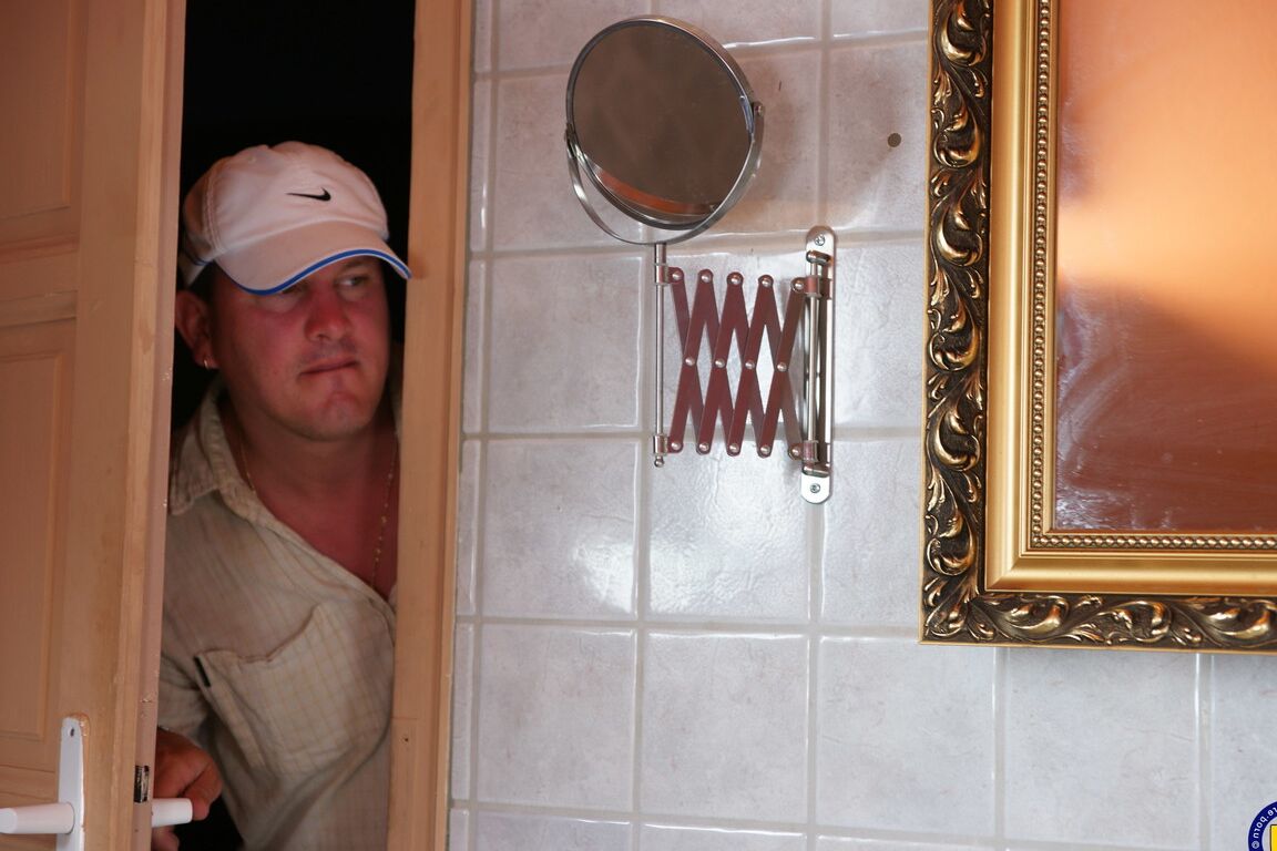 21P Ama de casa madura Juliana follándose al amigo de su marido en el baño