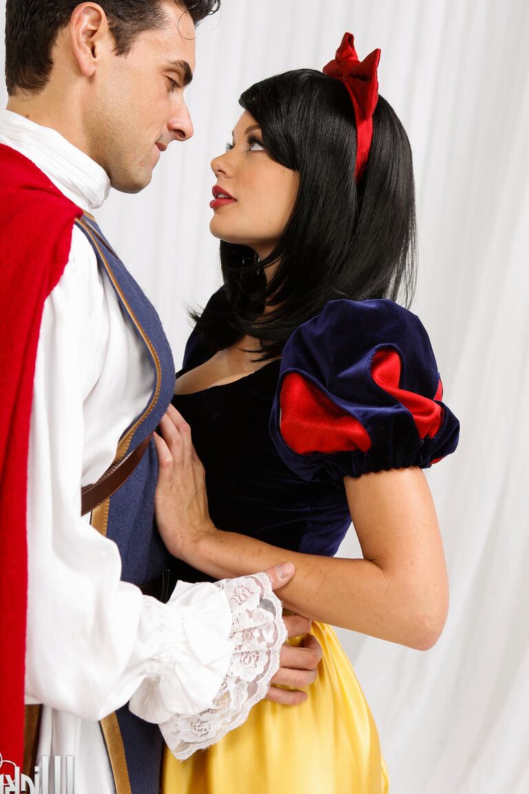 21P La star du porno aux gros seins Riley Steele se fait baiser hardcore dans le rôle de Blanche-Neige.