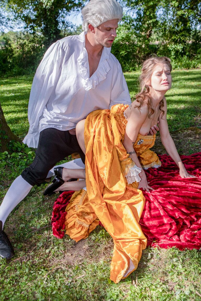 12P Teenie-Pornostar Tiffany Tatum nimmt an Hardcore-Cosplay-Sex unter einem Baum teil