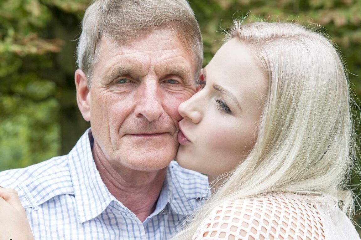 21P Blondes Teenie mit großem Hintern Katy Sky wird draußen von einem alten Mann gefickt