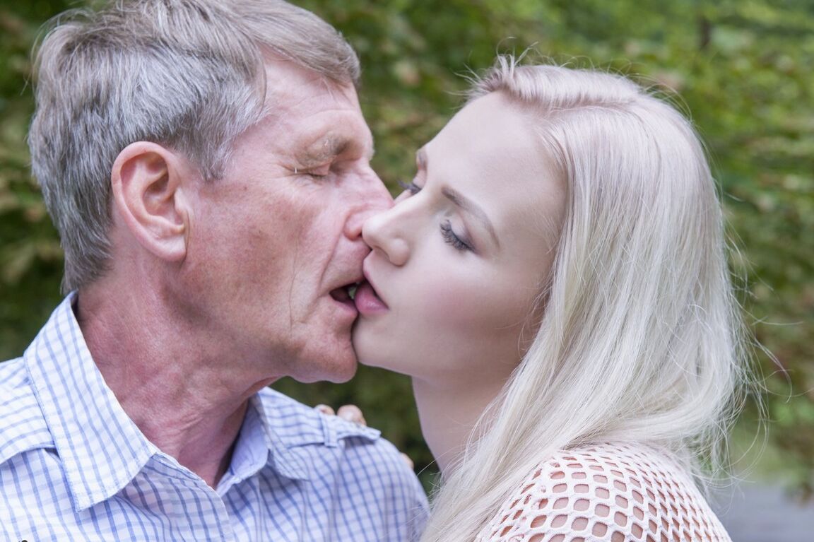 21P Blondes Teenie mit großem Hintern Katy Sky wird draußen von einem alten Mann gefickt