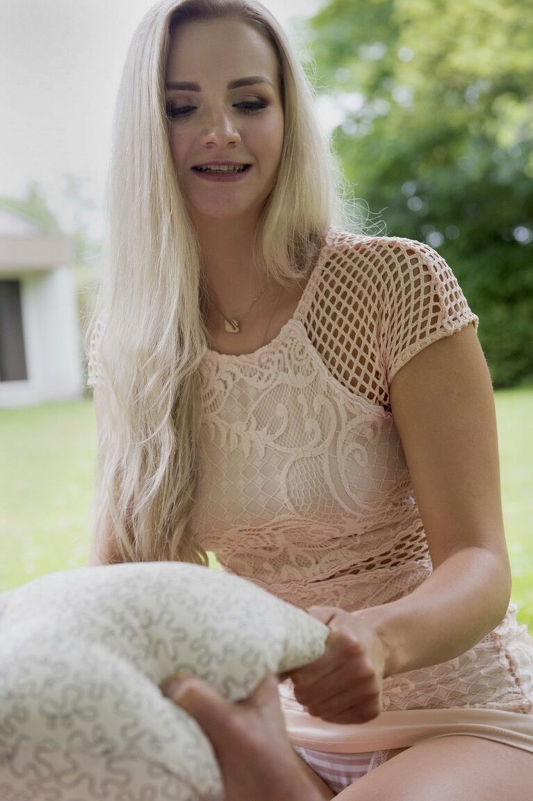 21P Blondes Teenie mit großem Hintern Katy Sky wird draußen von einem alten Mann gefickt