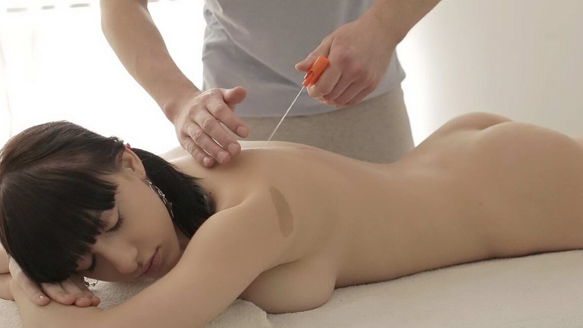 16P A jovem morena Serena admira seus seios empinados antes do sexo com seu massagista