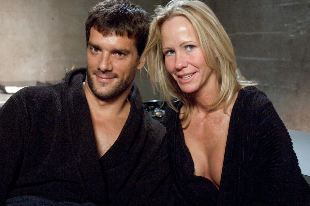 20P ブロンドのクーガー Simone Sonay が縛られてストッキングで後ろから犯される