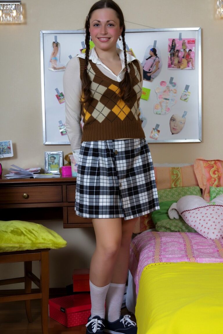 12P Colegiala morena follada por su hermanastro con el pelo trenzado
