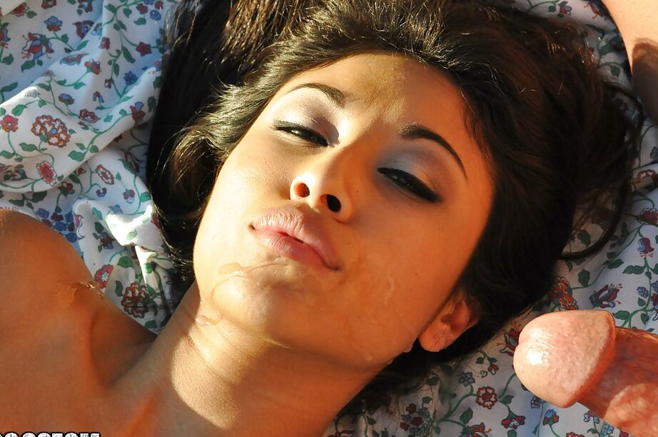 16P La dulce y hermosa latina Cali Lee sale al aire libre y se traga una gran polla