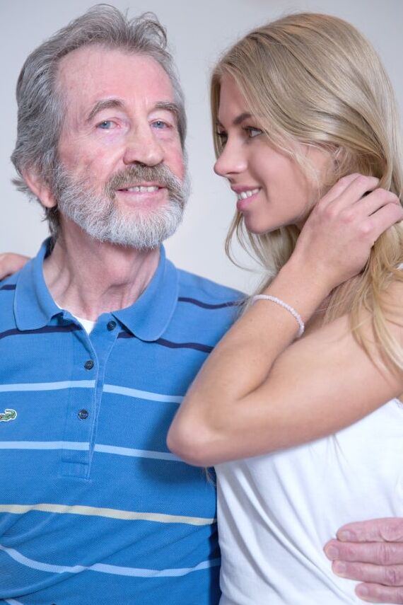 16P Une superbe adolescente baise son beau-grand-père pendant que sa mère est absente