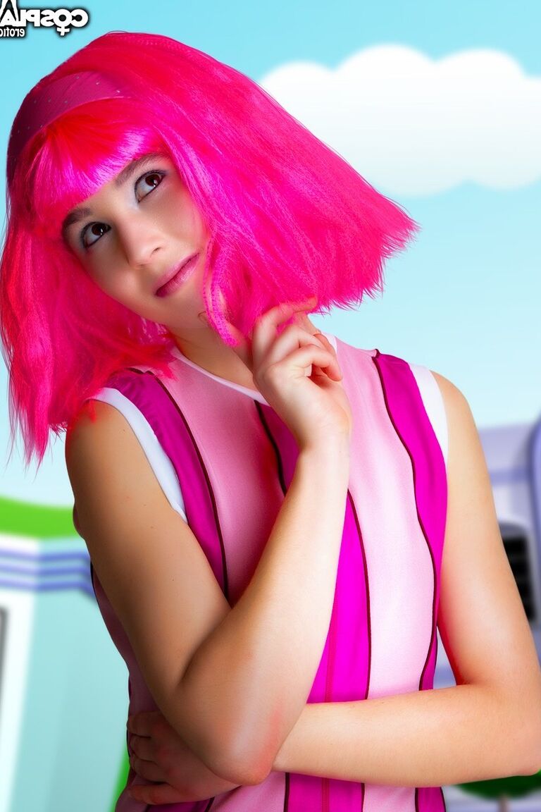 12P Charmantes Mädchen mit rosa Haaren befreit ihre kleinen Titten und ihre Muschi aus Cosplay-Kleidung