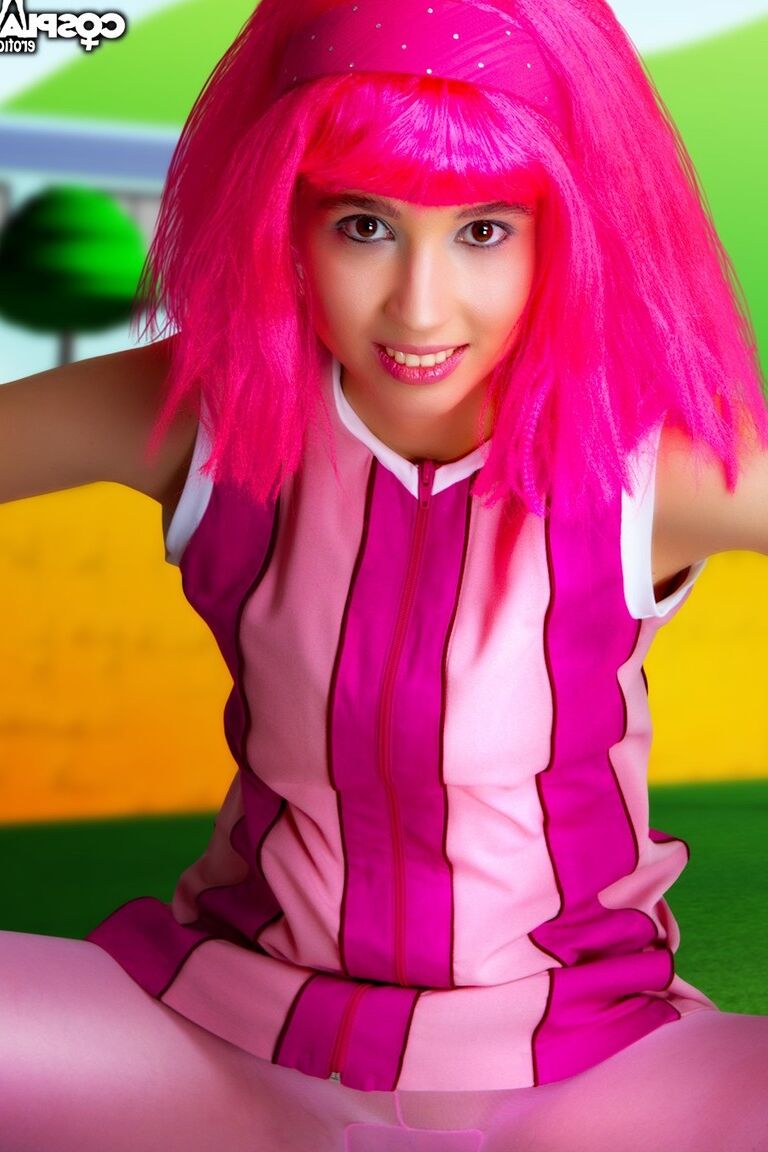 12P Charmantes Mädchen mit rosa Haaren befreit ihre kleinen Titten und ihre Muschi aus Cosplay-Kleidung