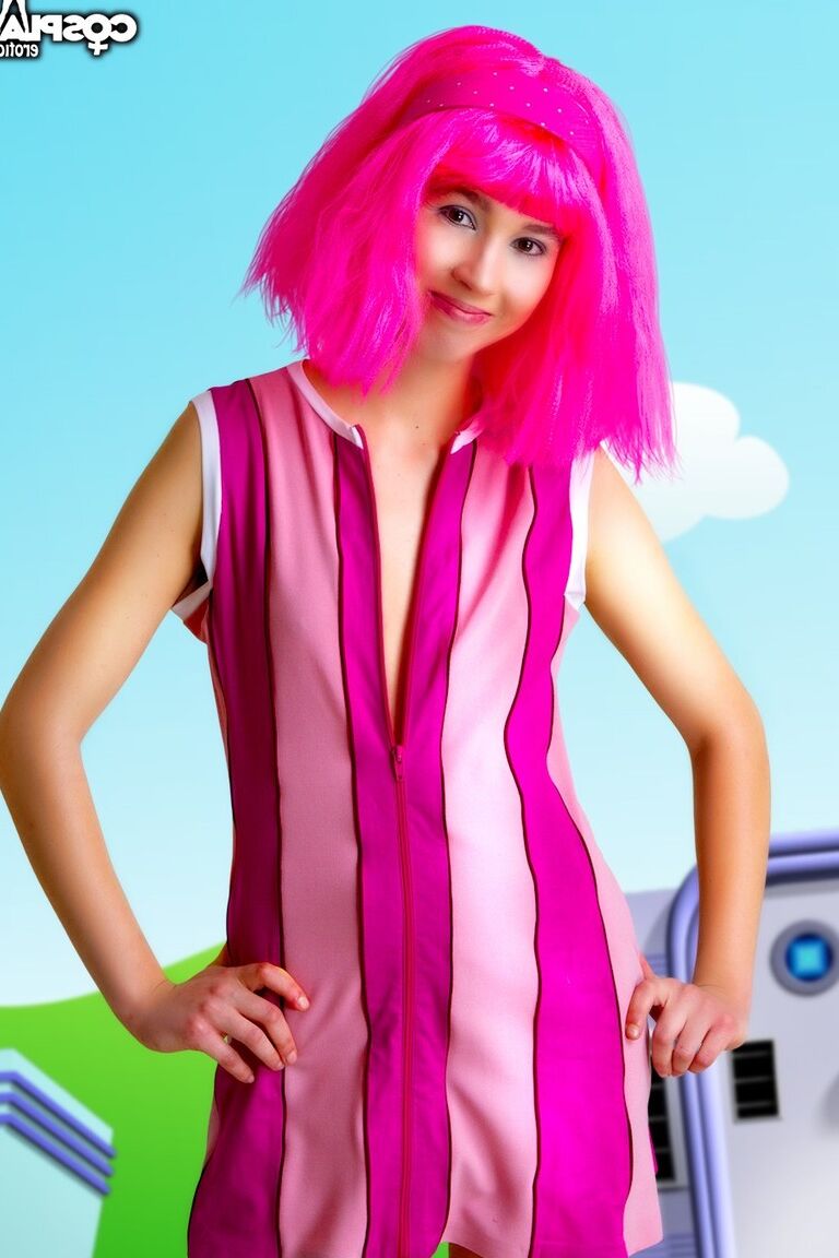 12P Charmantes Mädchen mit rosa Haaren befreit ihre kleinen Titten und ihre Muschi aus Cosplay-Kleidung
