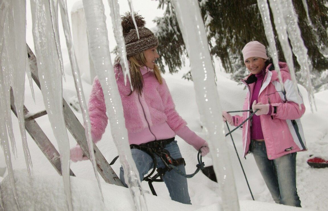 18P Sweet Zuzanna Lesbianas al aire libre en la nieve