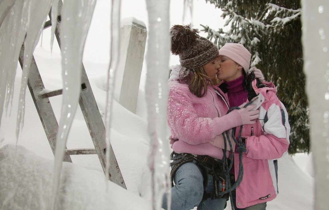 18P Sweet Zuzanna Lesbianas al aire libre en la nieve