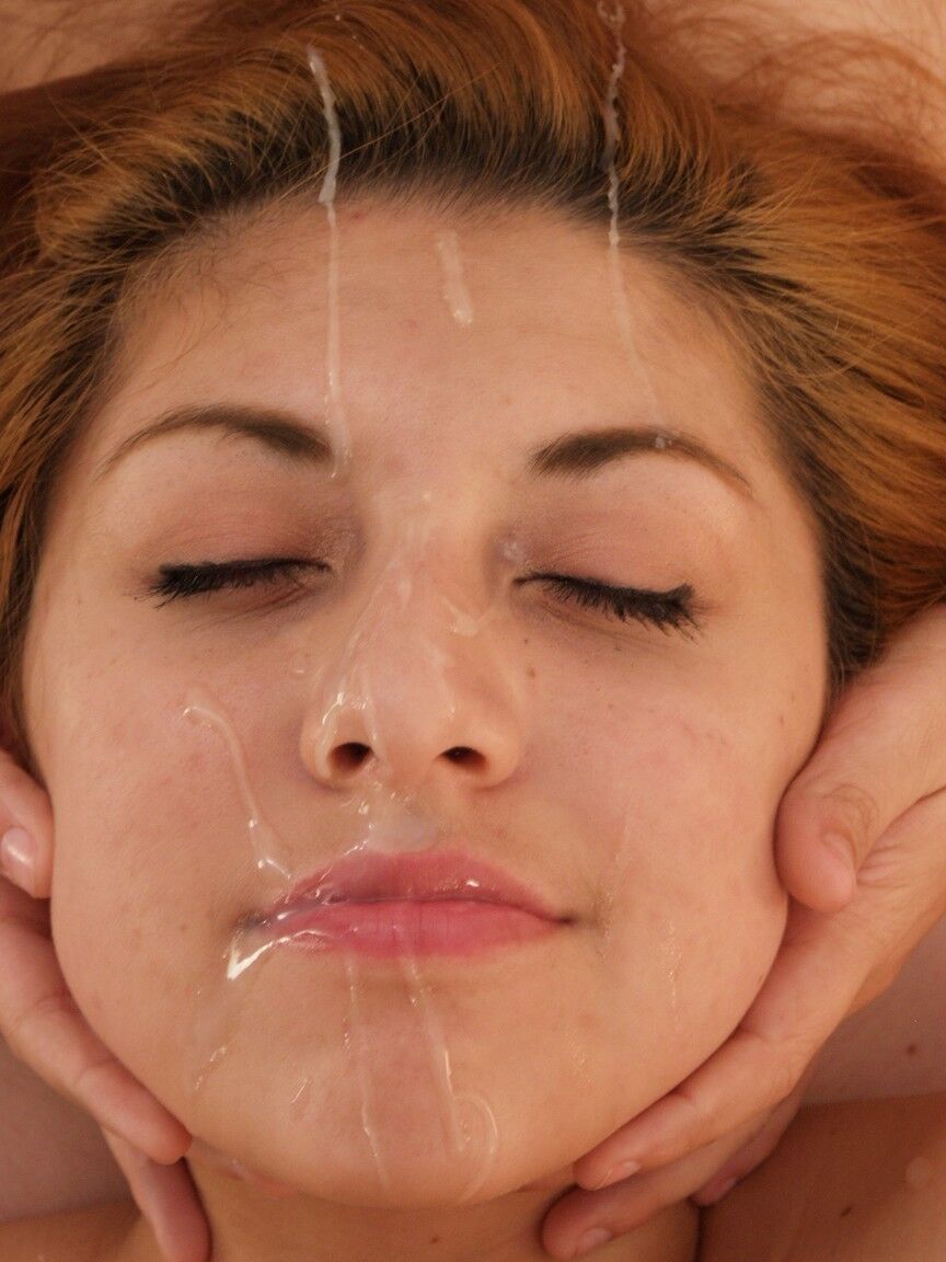 20P Adolescentes excitados com seios naturais se beijam e chupam um pau para provar porra