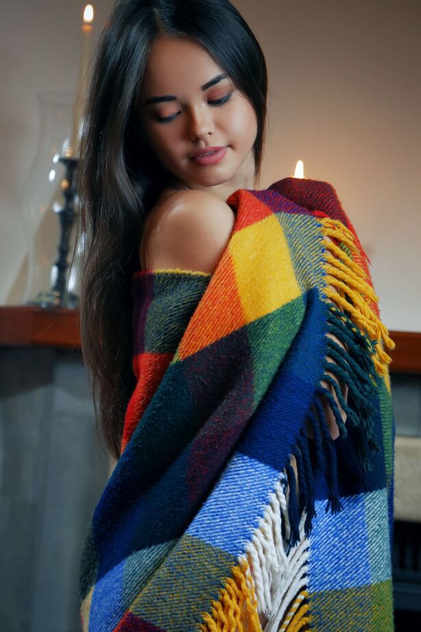 18P Beautiful teen Li Moon lights candles while completely naked