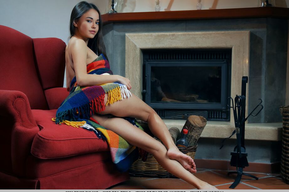 18P Beautiful teen Li Moon lights candles while completely naked