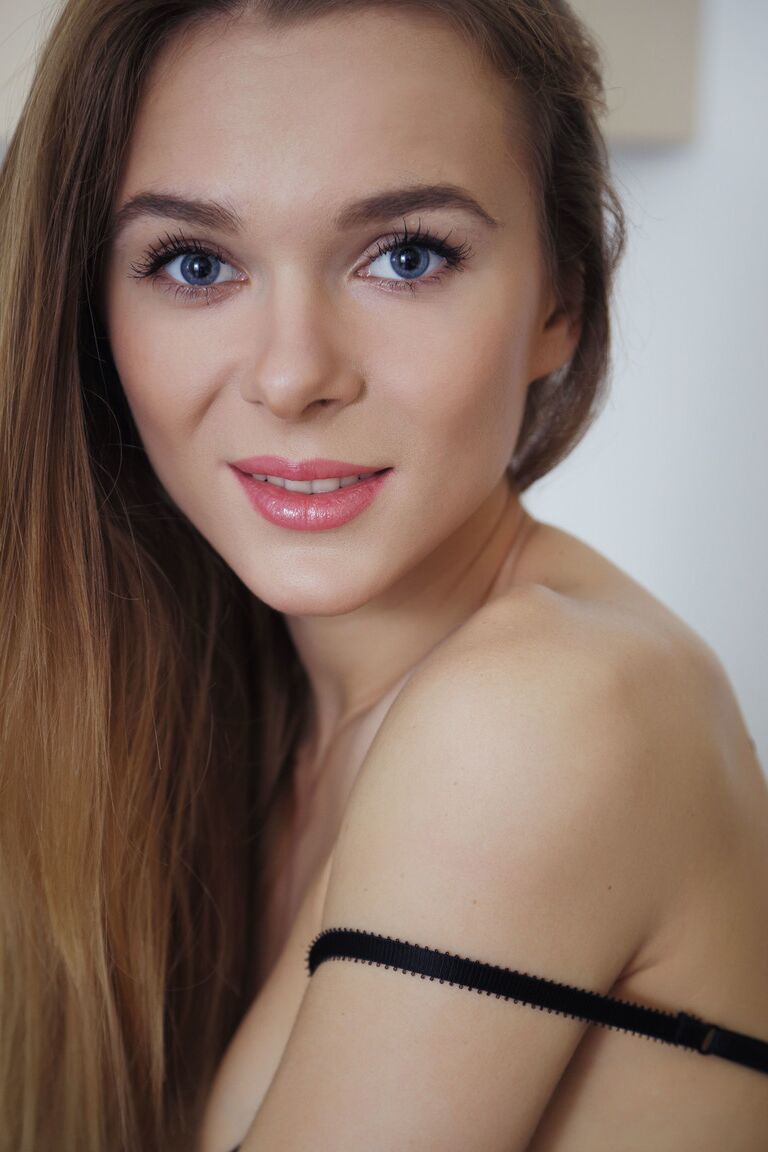 21P La adolescente delgada Katie A revela sus lindas tetas y muestra sus agujeros de cerca