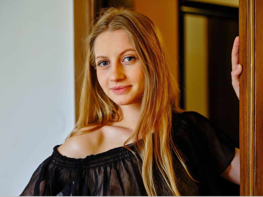 18P Das charmante neue Model Aveira betritt das Wohnzimmer in einem transparenten schwarzen Kleid