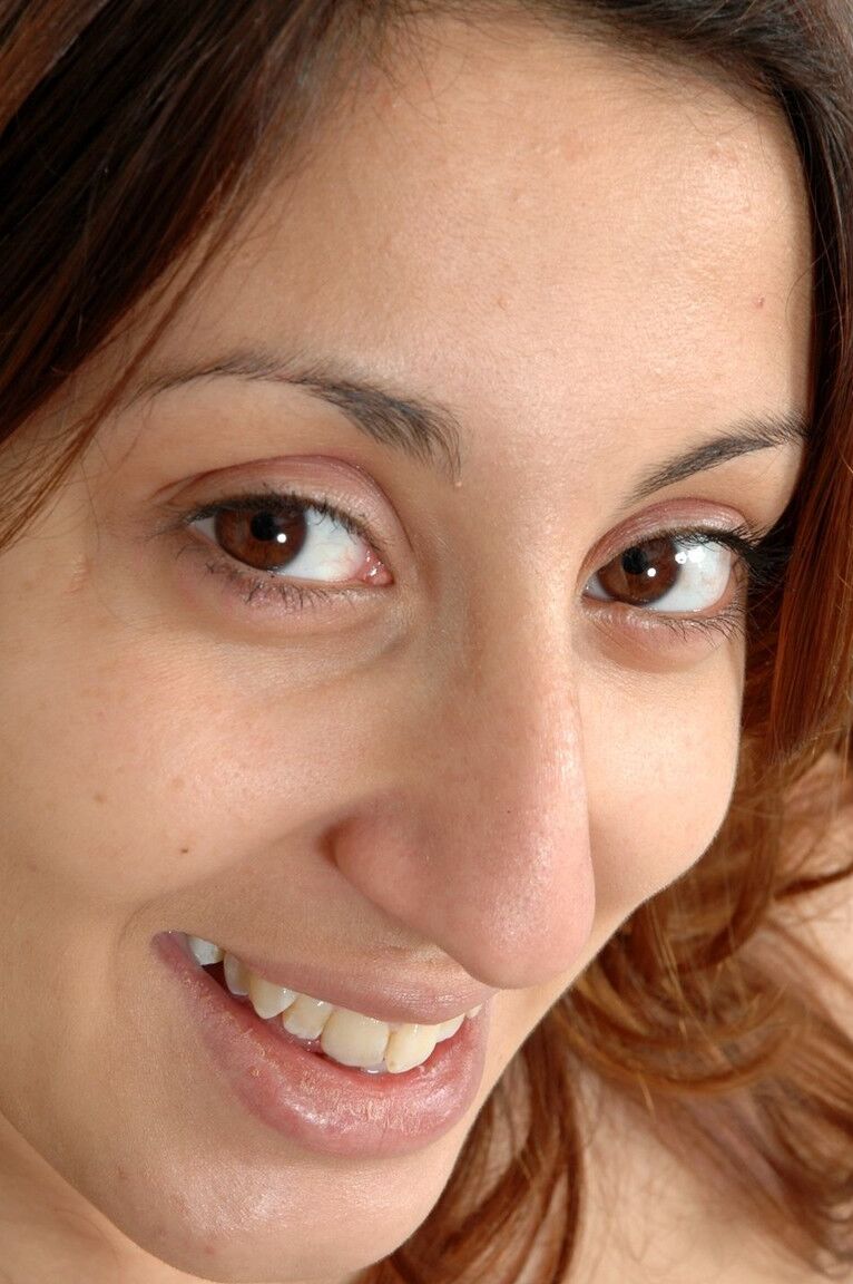21P A gata grávida Sima revela seus peitos enormes e sua boceta suculenta em uma cadeira