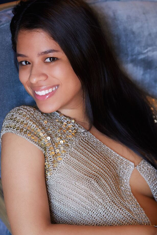 Karin Torres, une jeune latina 18P, met en valeur sa douce chatte sur une chaise.