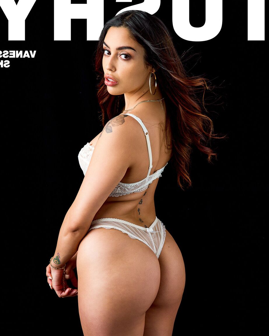 21P Tushy Oliver Flynn, Vanessa Cielo