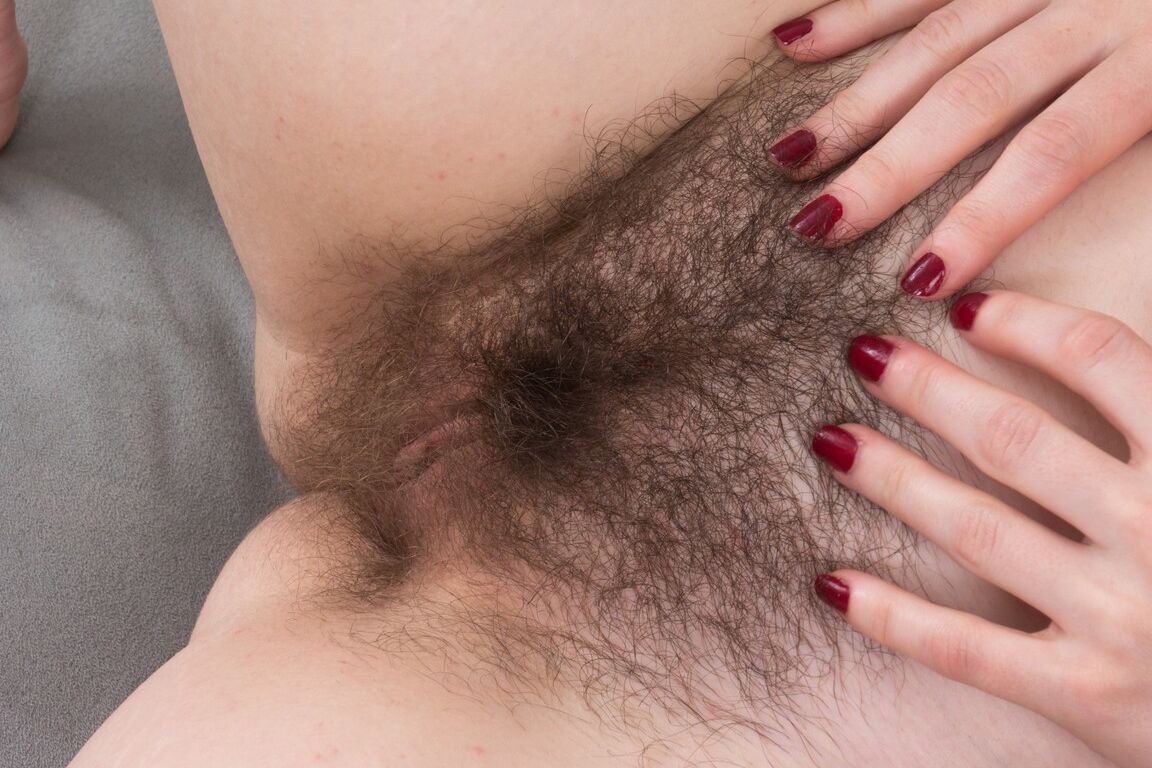 21P La petite brune au rouge à lèvres Kelly Morgan montre fièrement son vagin poilu