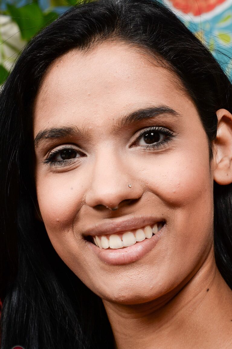 21P L'adorable latina Karmen Bella affiche ses pieds parfaits et ses lèvres charnues.