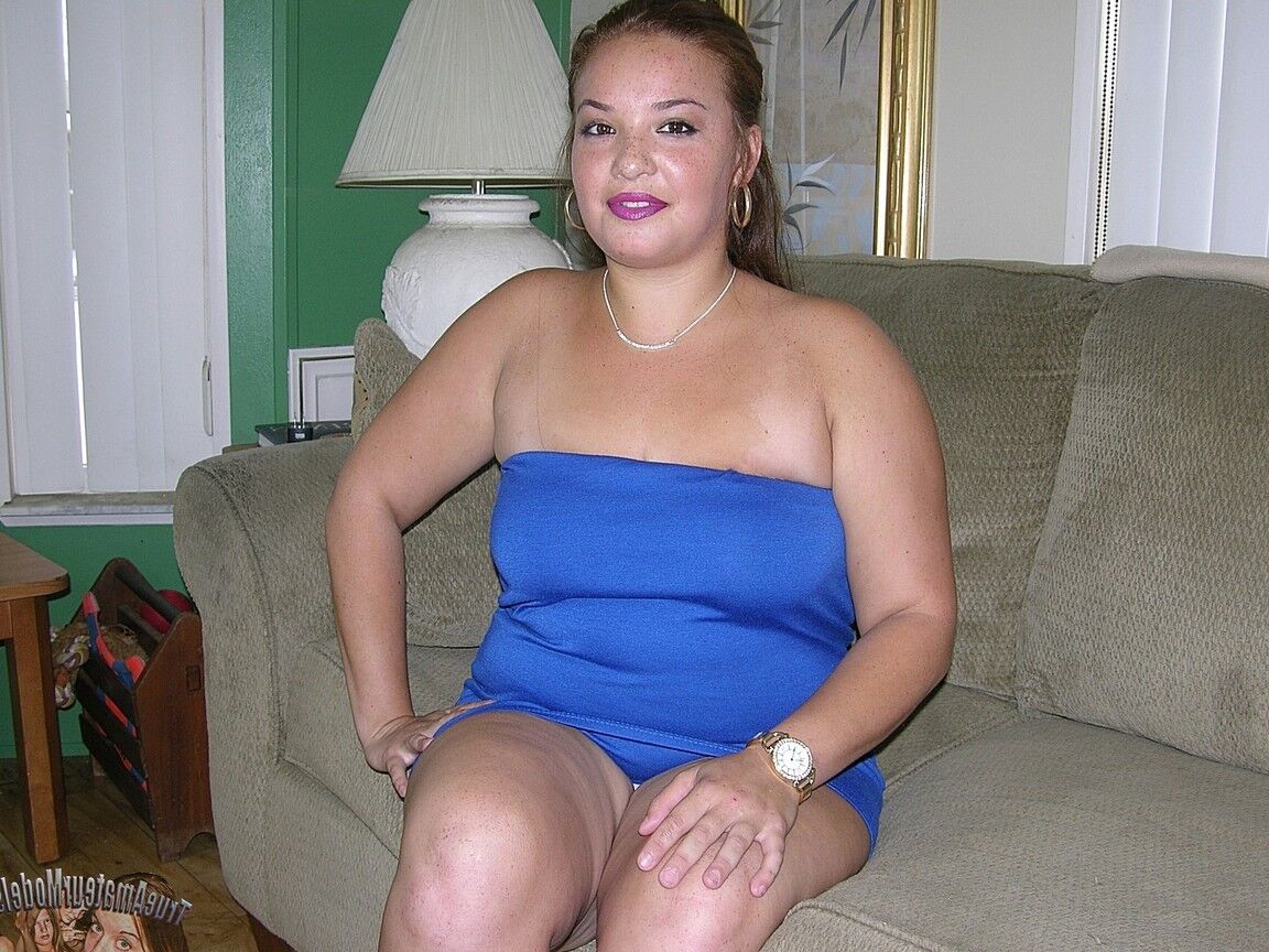 16P Amateur BBW Brittany K gives a wave at the end of a nude modeling session