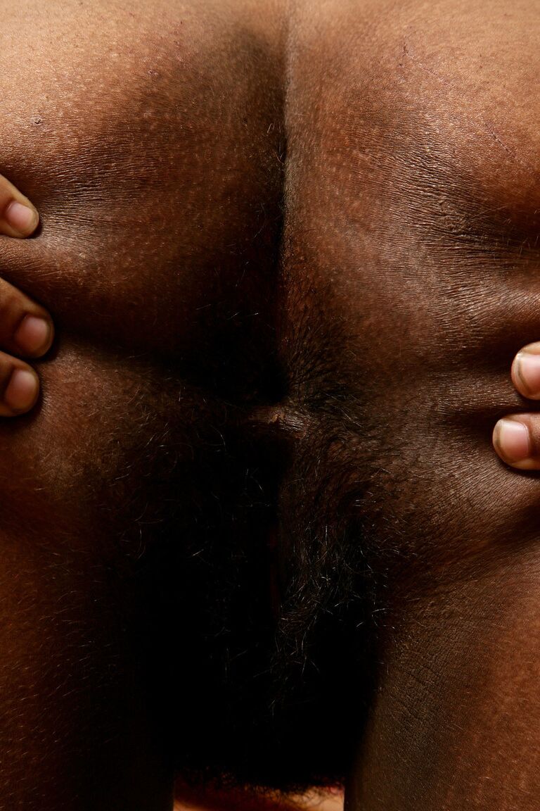 21P Chubby ébano Alexis exibindo seus peitos grandes e pés sensuais