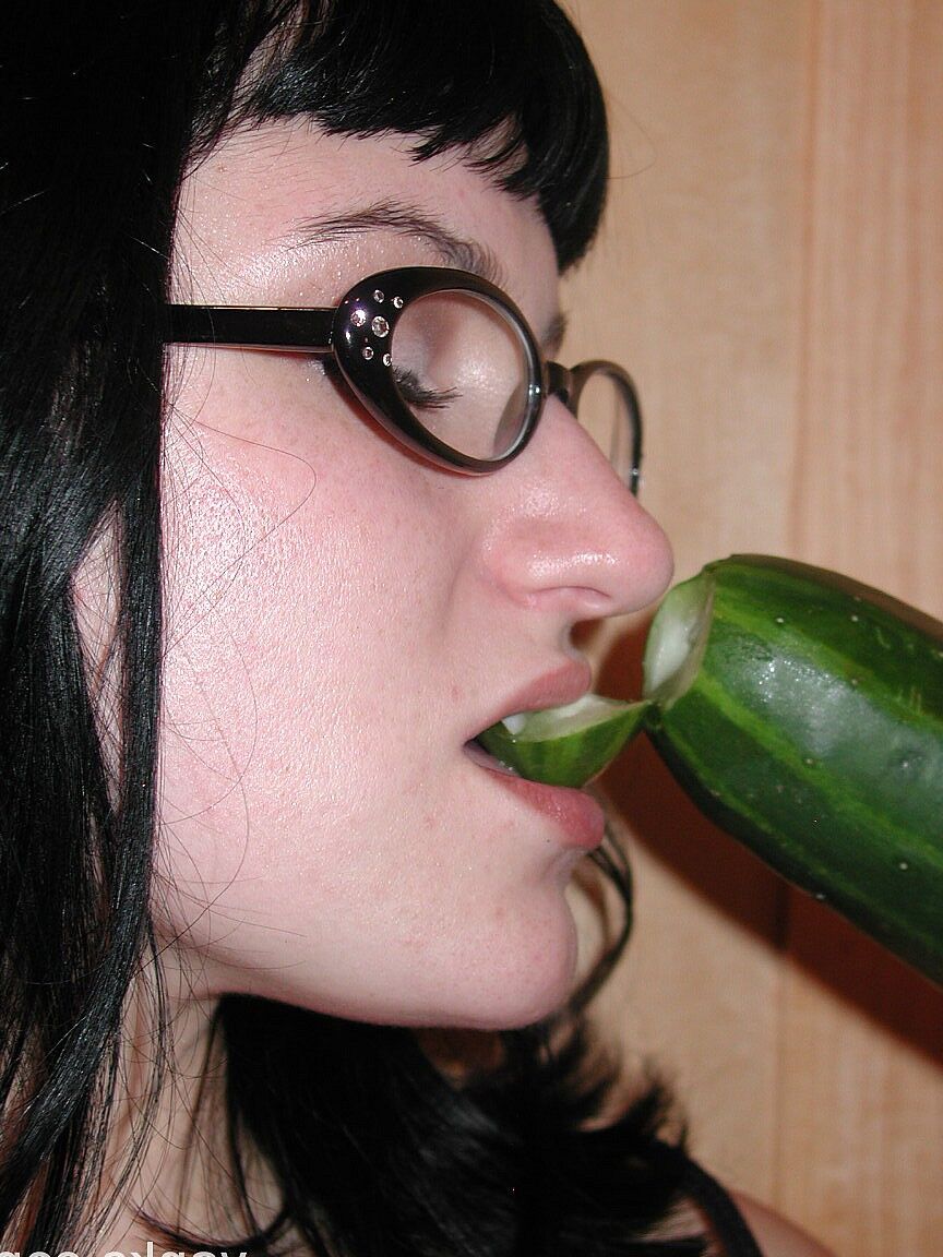 18P Dona de casa de cabelos negros e óculos Katrina brinca com pepino gordo