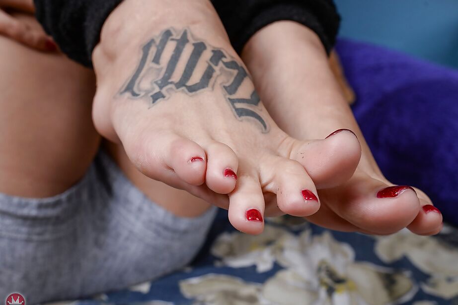 16P Latina com pernas finas Sheena Ryder excêntrico fetiche por pés solo XXX play