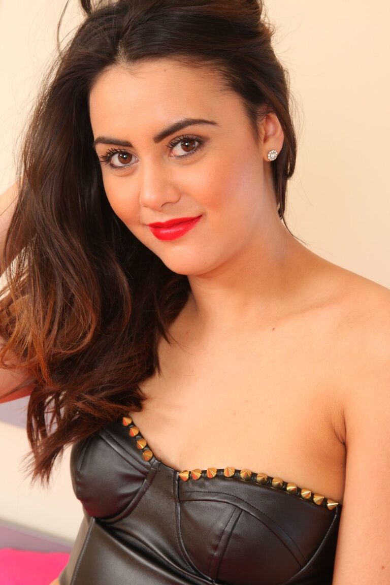 21P La morena super caliente maria smith mostrando sus largas piernas y sus sexys tetas