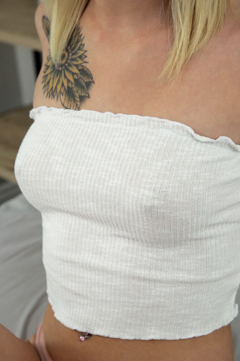 21P La estrella porno delgada Kiara Cole muestra su sabroso manguito y es embestida en un sofá