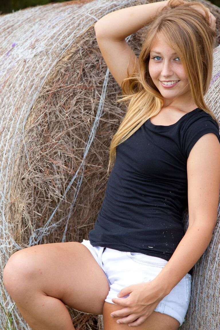 21P La belle adolescente Breen se déshabille dans le champ de foin et pose les fesses nues