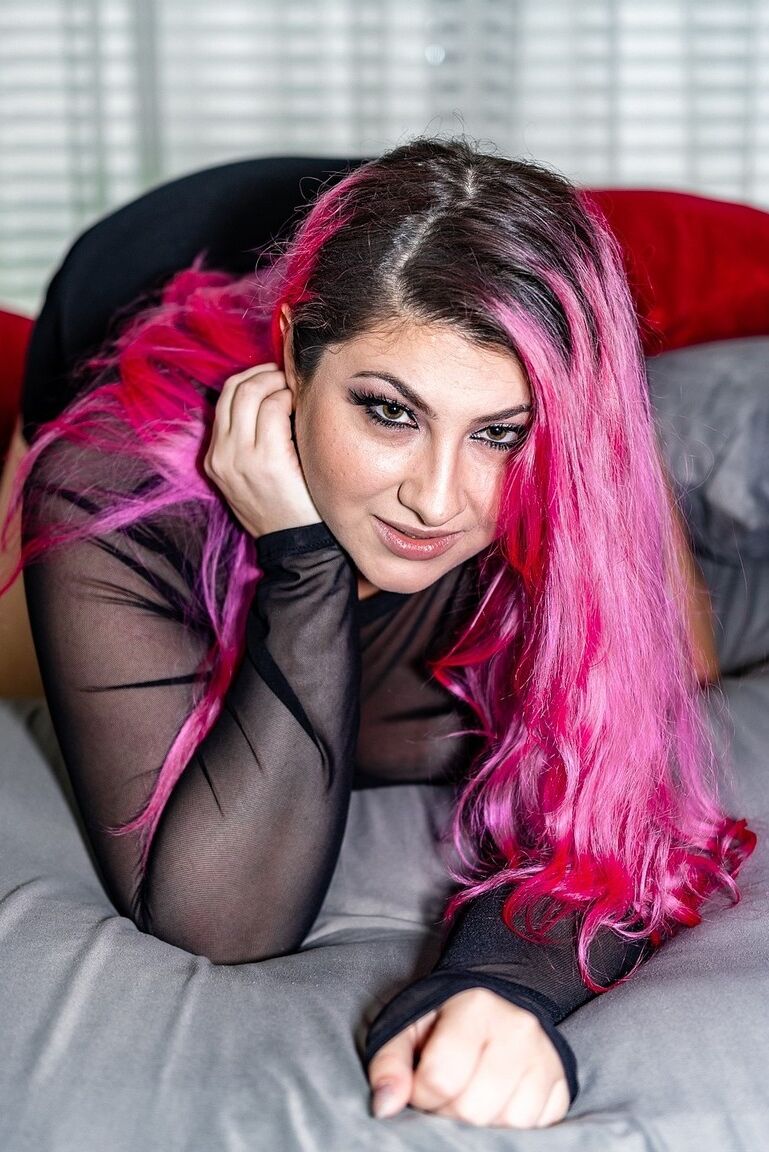 21P Nena de cabello rosa con camisa transparente Alexis Abuse hace alarde de su gran culo