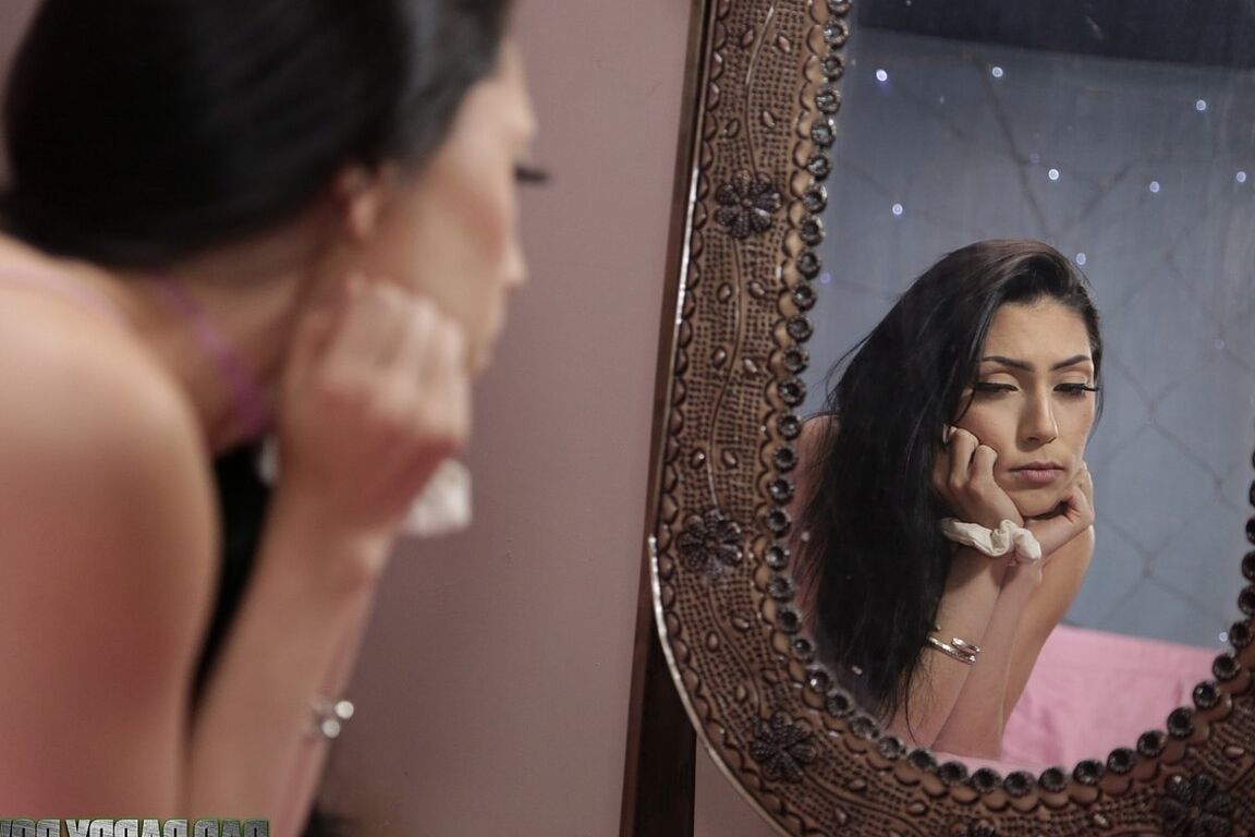 20P La morena Judy Jolie hace alarde de su culo caliente con pantalones cortos de mezclilla ajustados en una cama