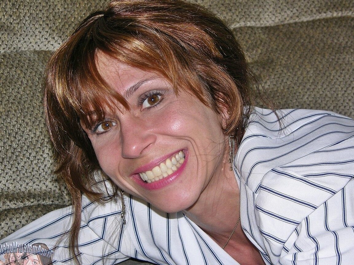 17P Une dame d'âge moyen prend une éjaculation sur le cul après une relation sexuelle en levrette