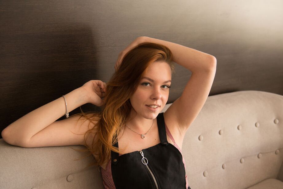16P ソファの上のセクシーなキャンディ・レッドが大きな丸いおっぱいから体までを披露