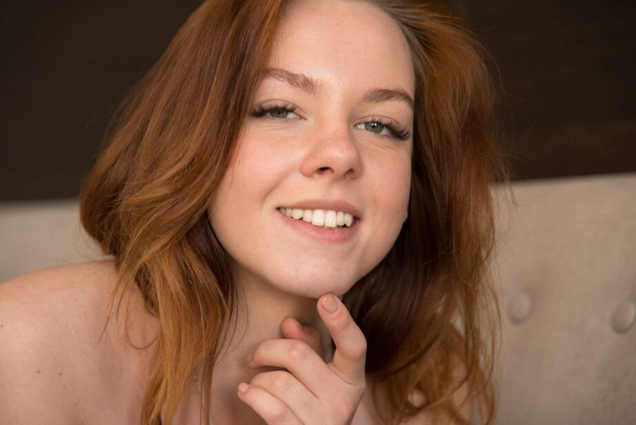 16P ソファの上のセクシーなキャンディ・レッドが大きな丸いおっぱいから体までを披露