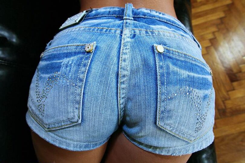 16P Tight jeans shorties hug juicy ass of busty blond babe Donna Bell