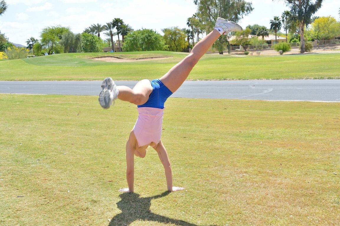 19P L'athlète blonde amateur Kenna fait de l'exercice dans ses vêtements de sport sexy